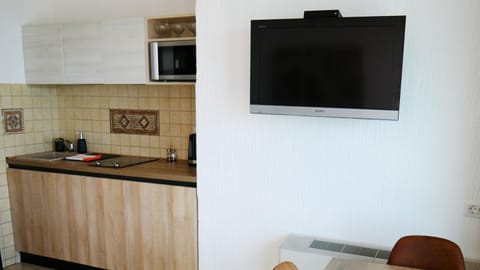 TV and multimedia, Kitchen or kitchenette, Photo of the whole room