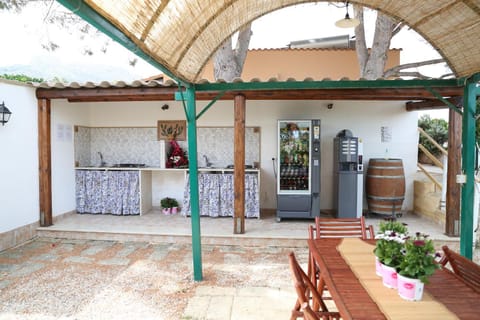 Patio, Communal kitchen