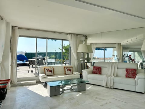 Communal lounge/ TV room, Day, Living room, Lounge or bar, Seating area, Sea view, Seasons, elevator