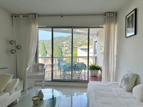 Natural landscape, View (from property/room), Balcony/Terrace, Photo of the whole room, Seating area, Bedroom, Mountain view, sunbed