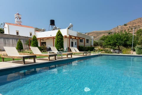 Agarathos Traditional Rooms with Pool Condo in Crete