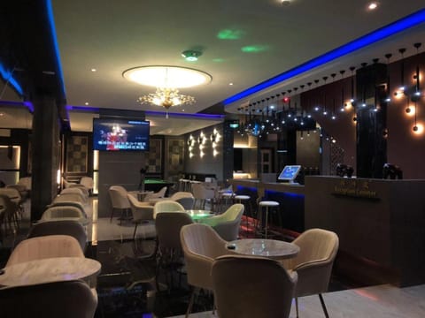 Restaurant/places to eat, Lounge or bar, Evening entertainment