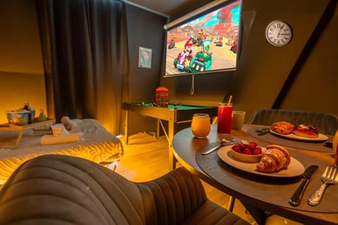 Bed, TV and multimedia, Living room, Food and drinks, Photo of the whole room, Seating area, Bedroom, Food