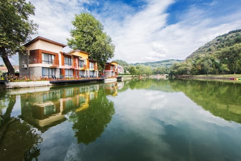 View (from property/room), Lake view, Mountain view, River view