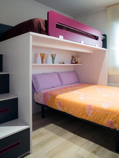 Bedroom, bunk bed