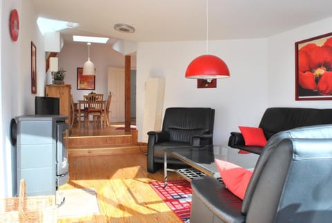 TV and multimedia, Living room, Seating area, Dining area