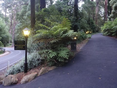 Mountain Lodge Bed and Breakfast in Mount Dandenong