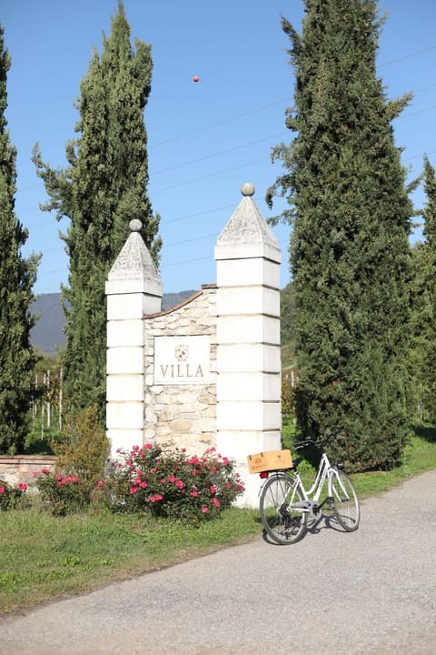 Property building, Nearby landmark, Facade/entrance, Garden