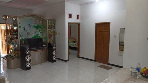 Communal lounge/ TV room, Karaoke, TV and multimedia, Dining area