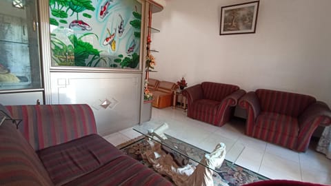 Living room, Seating area, Guests, Garden view, Family