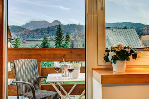 Balcony/Terrace, Living room, Mountain view