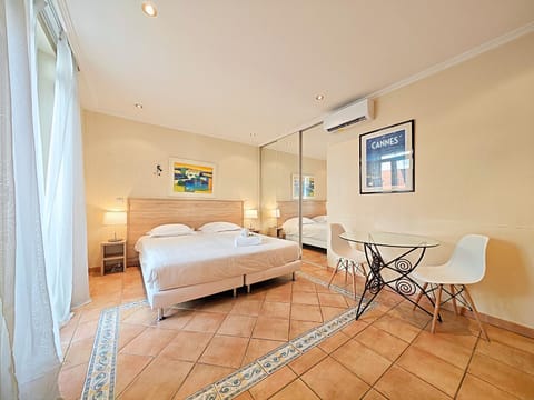 Bed, Photo of the whole room, Dining area, air conditioner