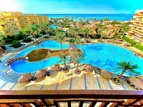 Property building, Nearby landmark, Communal lounge/ TV room, Day, Natural landscape, Bird's eye view, Beach, Evening entertainment, City view, Pool view, Sea view, Swimming pool, sunbed
