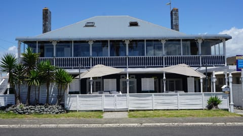 Nana Glads Beachfront Accommodation Motel in Whitianga