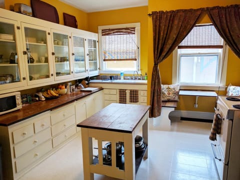 Kitchen or kitchenette, Dining area, Communal kitchen, Continental breakfast, minibar, stove