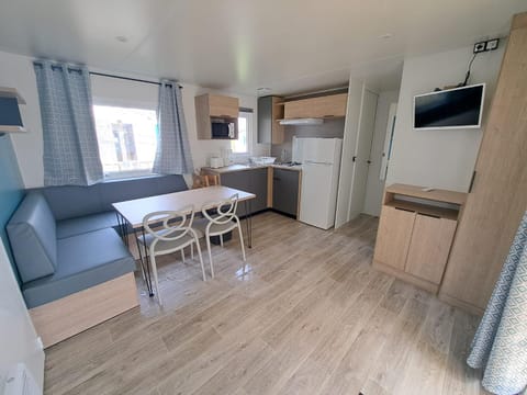 Kitchen or kitchenette, Living room, Seating area, Dining area, pet friendly, stove