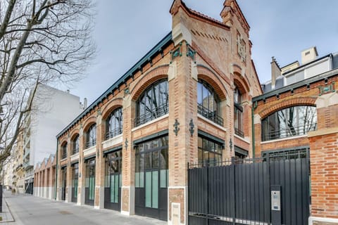 Toilet, Property building, Patio, View (from property/room), Balcony/Terrace, City view
