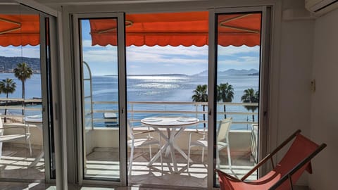 Superbe appartement vue mer panoramique Condo in Antibes