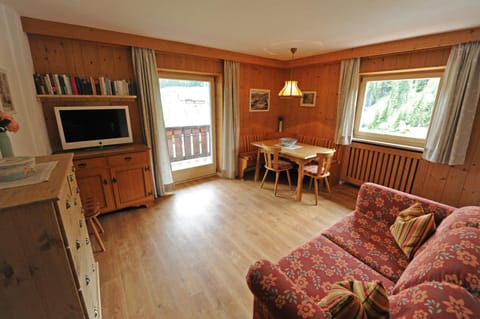 Living room, Garden view, Mountain view