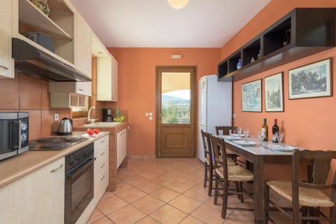 Kitchen or kitchenette, Dining area, Communal kitchen, Garden view, Pool view