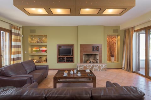 Communal lounge/ TV room, Day, Summer, Living room, Seating area, Pool view, Family