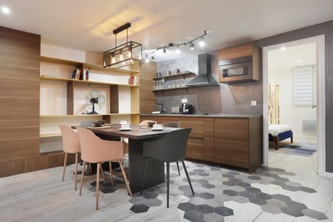 Kitchen or kitchenette, Dining area