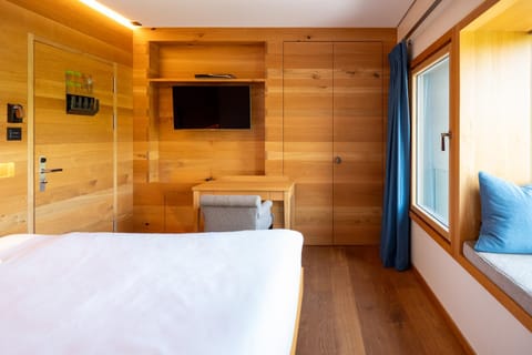 Bed, TV and multimedia, Bedroom