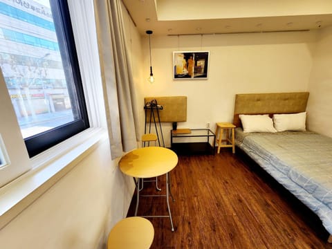 Hi Jun Guesthouse Bed and Breakfast in Seoul
