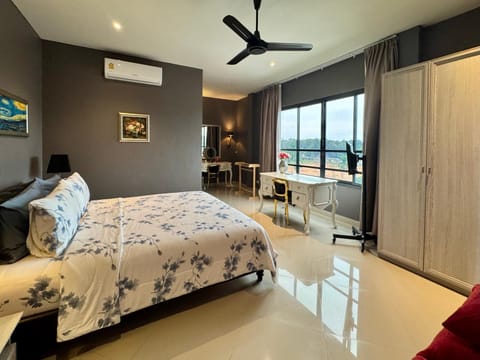 Bed, TV and multimedia, Photo of the whole room, Seating area, Bedroom, wardrobe, air conditioner