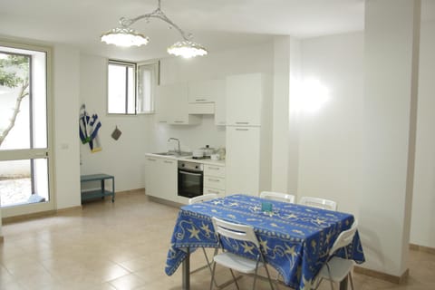 Coffee/tea facilities, Kitchen or kitchenette, Dining area, Garden view