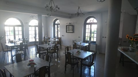 Restaurant/places to eat, Buffet breakfast, Alcoholic drinks