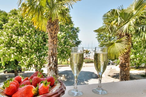 Balcony/Terrace, Beach, City view, Sea view, Street view
