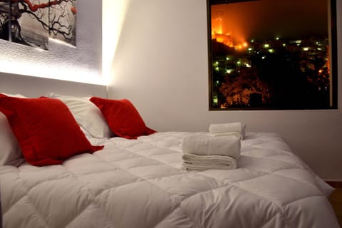 Bed, Photo of the whole room, Decorative detail, Bedroom