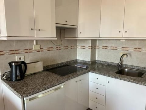 Coffee/tea facilities, Kitchen or kitchenette, stove, toaster