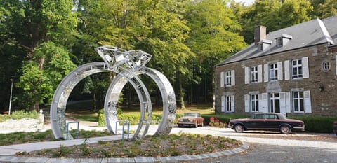 Property building, Nearby landmark, Spring, Day, Natural landscape, Garden, Garden view, Location, Parking