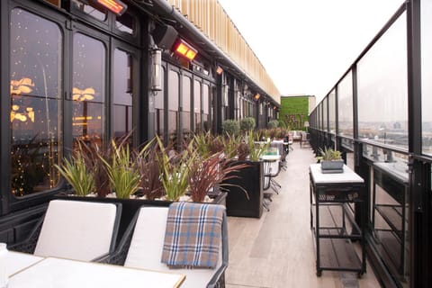 Restaurant/places to eat, Balcony/Terrace, Lounge or bar