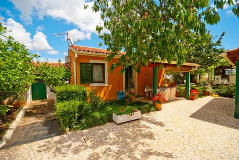 Property building, Facade/entrance, Garden