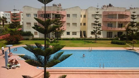 Day, Pool view