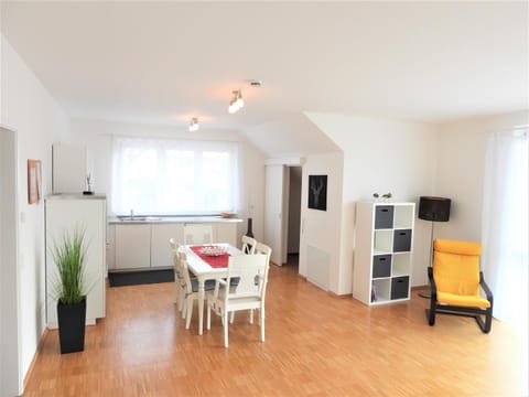 Kitchen or kitchenette, Dining area, pet friendly