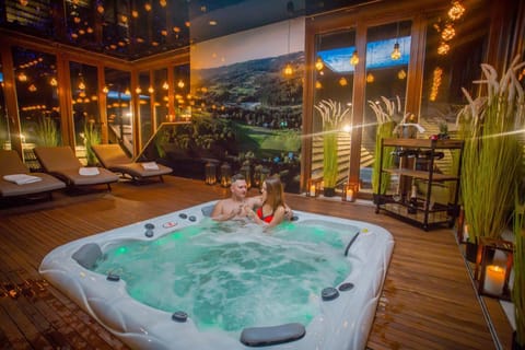 People, Hot Tub, Spa and wellness centre/facilities