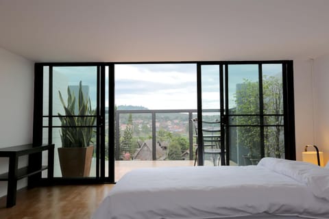 Bed, Balcony/Terrace, Photo of the whole room, Decorative detail, Bedroom, City view, Mountain view, River view, Street view