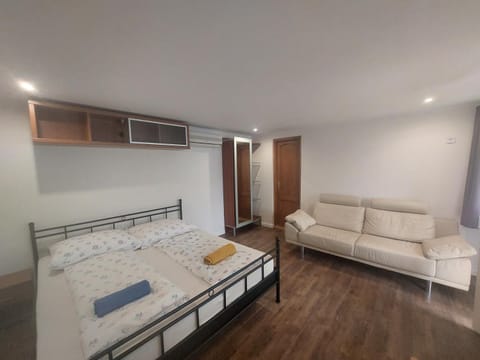 Bed, Bedroom, wardrobe, air conditioner