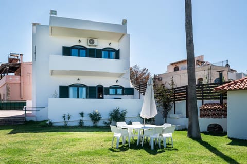 Restaurant/places to eat, Facade/entrance, Natural landscape, Garden, Beach, Garden view, Supermarket/grocery shop, Swimming pool