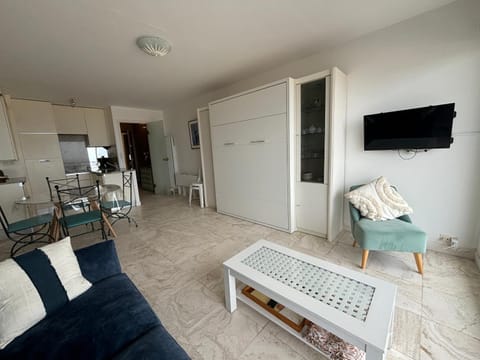 Studio face mer tout confort, proche plage et centre, Les Sables-d'Olonne - FR-1-197-267 Apartment in Les Sables-d'Olonne