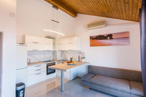 TV and multimedia, Kitchen or kitchenette, Living room, Seating area, Sea view, kitchen