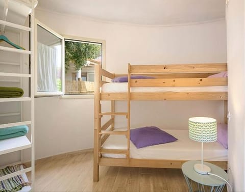 Bedroom, bunk bed