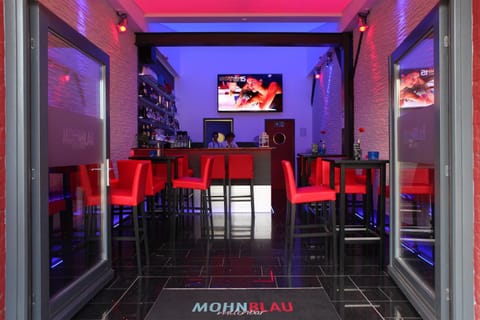 Lounge or bar, Alcoholic drinks, Non alcoholic drinks