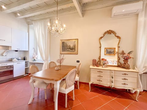 Kitchen or kitchenette, Dining area, air conditioner