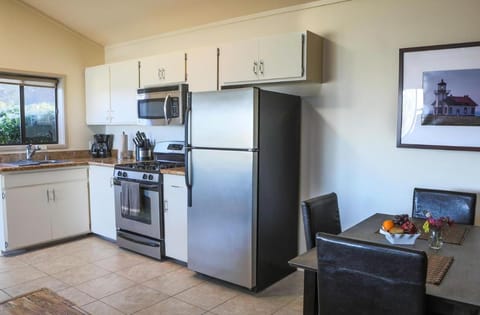Kitchen or kitchenette, Dining area, oven, pet friendly, stove, toaster
