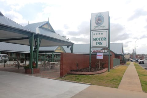 Young Federation Motor Inn and Services Club Motel in Young
